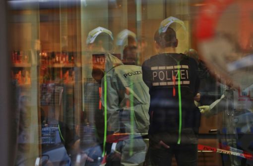 Am Tatort sind Polizisten mit der Spurensicherung beschäftigt.  Foto: SDMG