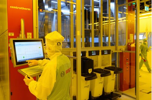 Ein Bosch-Mitarbeiter in der  Halbleiterfabrik in Dresden. Foto: dpa/Robert Michael