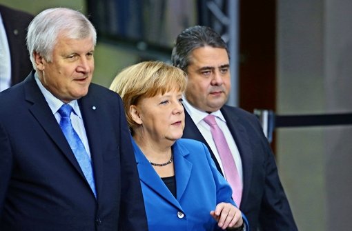 CSU-Chef Horst Seehofer (links), Bundeskanzlerin Angela Merkel (CDU) und SPD-Chef Sigmar Gabriel Foto: dpa