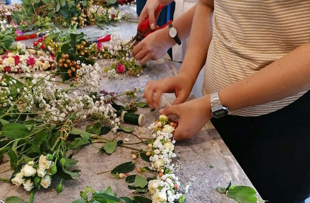 Da kann sich jede Teilnehmerin auch ihre Blumen selbst aussuchen.