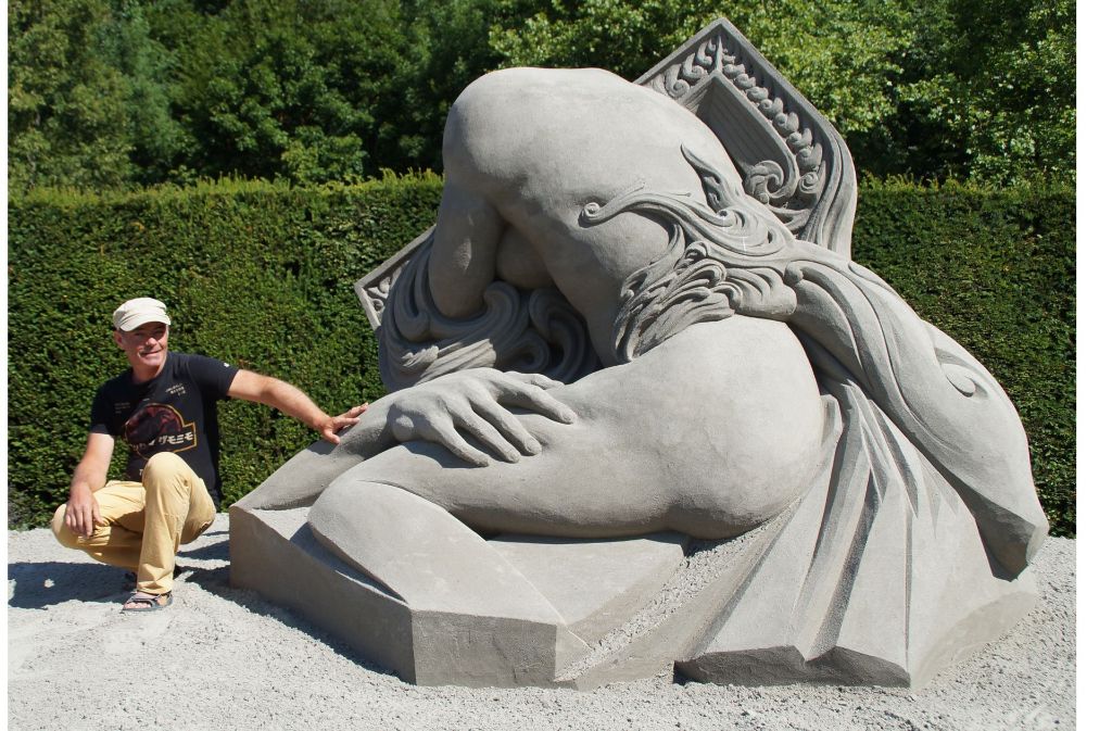 Der Gewinner, Fergus Mulvany, mit seiner fein ausgearbeiteten Skulptur „The Rape of Prosperpina“ (Der Raub der Prosperpina), die er in moderner Weise umgesetzt hat. Jeder Künstler hatte fünf Tage für das Schnitzen Zeit.