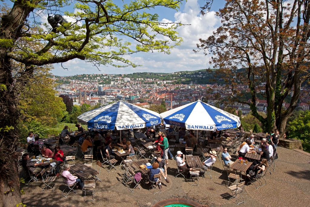 Bei leckerem Essen und kühlen Getränken die Sonne genießen. Stuttgarter Biergärten, wie der auf der Karlshöhe (Bild), und andere schöne Plätze mit Außenbewirtschfatung laden zum Genießen im Freien ein.