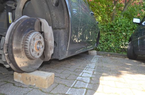 Ähnlich wie bei diesem Diebstahl in Pforzheim 2019 stahlen Unbekannte die Räder eines Mercedes und bockten das Fahrzeug auf Ziegelsteine auf. (Symbolfoto) Foto: 7aktuell.de/ igm