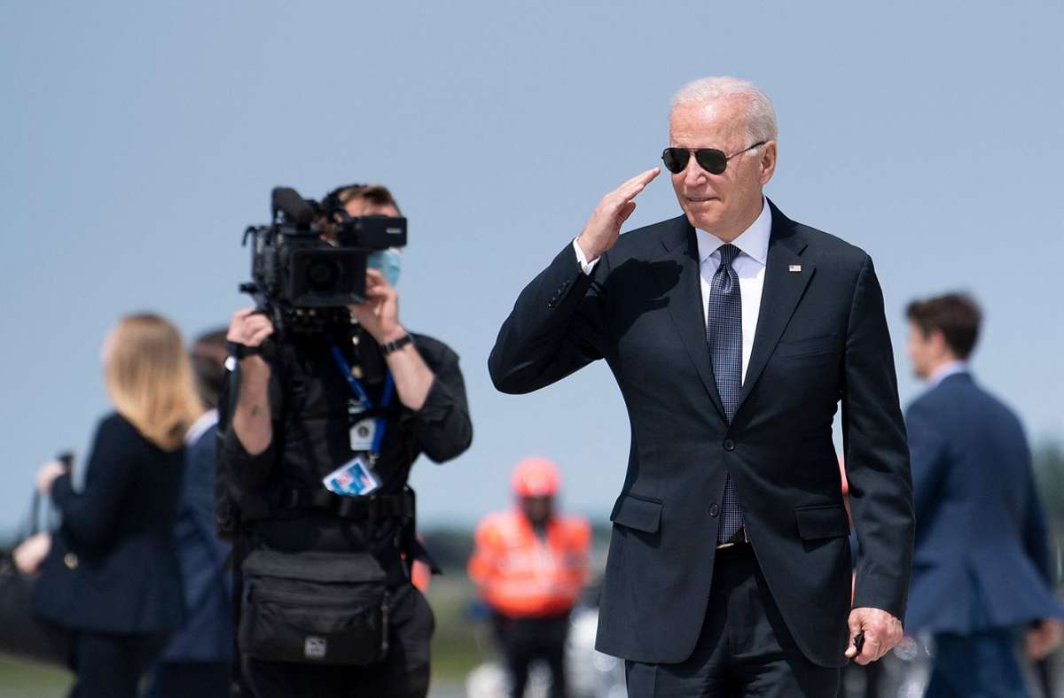 Joe Biden liebt seine Piloten-Sonnenbrille – inzwischen ist sie sein „Signature Look“, wie man auf Englisch sagt.