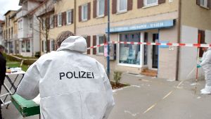 Die Polizei sichert die Spuren am Tatort in Heidenheim. Foto: dpa