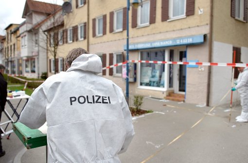 Die Polizei sichert die Spuren am Tatort in Heidenheim. Foto: dpa