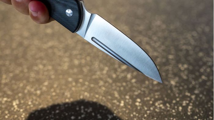 Duo bedroht 26-Jährigen mit Messer und raubt ihn aus
