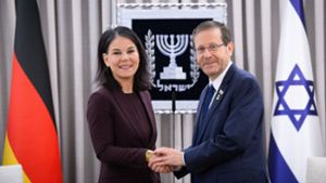 Bundesaußenministerin Annalena Baerbock wird in Jerusalem von Israels Präsident Izchak Herzog empfangen. Foto: Bernd von Jutrczenka/dpa