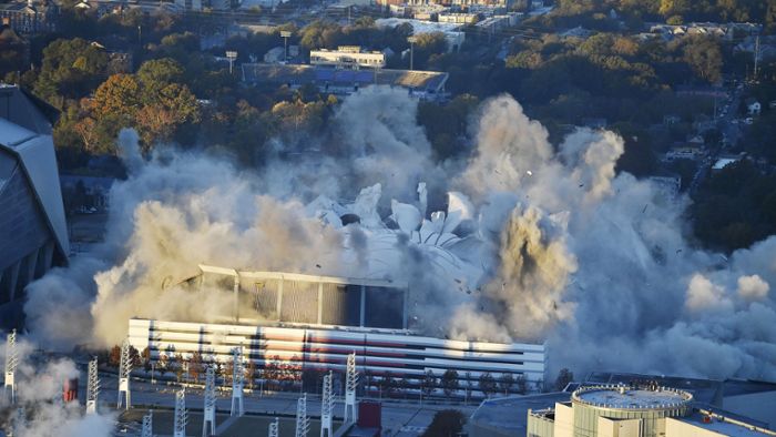 Riesiges Stadion mitten in Atlanta gesprengt