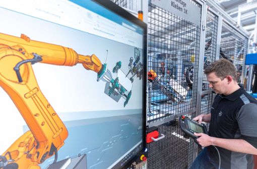 Die optimale Bewegung eines Roboters zu ermitteln   gehört zu den künftigen Aufgaben der Beschäftigten in Berlin-Marienfelde. Foto: Mercedes-Benz /.