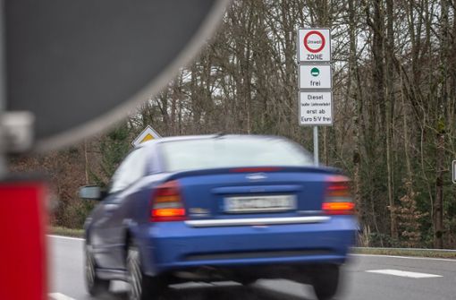 Seit dem 1. Januar gilt ein Fahrverbot für Diesel  der Euronorm vier im Stadtgebiet Stuttgart. Wer in Stuttgart wohnt, darf noch bis 1. April 2019 fahren. Foto: Lichtgut/Julian Rettig