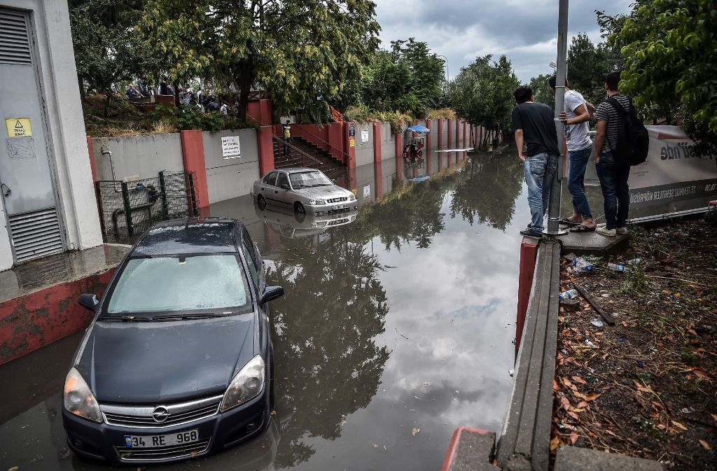 Die Männer begutachteten die Überschwemmung in Istanbul aus sicherer Höhe.