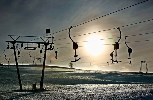 Noch herrscht Ruhe am Berg. Die dünne Schneedecke, wie hier in Treffelhausen,  reicht nicht, um  die Skier unterzuschnallen. Auch die Langläufer müssen sich noch gedulden. Foto: Horst Rudel