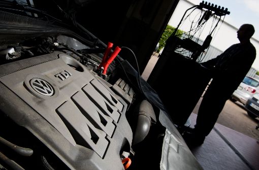 Ein Kfz-Meister lädt im Rahmen einer Rückrufaktion zum Abgasskandal ein Software-Update auf einen Volkswagen Golf mit einem 2,0-Liter-Dieselmotor. Foto: dpa