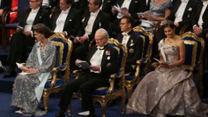Traditionell ist das Königshaus bei der Verleihung anwesend: Königin Silvia von Schweden, König Gustaf, Kronprinz Daniel und seine Frau Victoria bei der feierlichen Verleihung der Nobelpreise. (von links) Foto: AFP