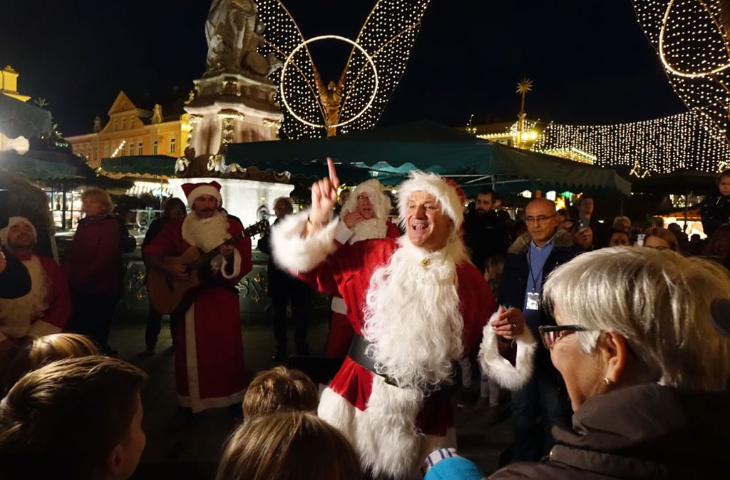 Der Ludwigsburger Weihnachtsmarkt ist auch immer für eine Überraschung gut: Im vergangenen Jahr begannen plötzlich vier als Weihnachtsmänner verkleidete Männer, Lieder der Bietigheimer Schmuserock-Band Pur zu singen. Es stellte sich heraus: Es war tatsächlich Pur!