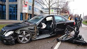 Zu einem schweren Unfall ist es am Donnerstagmittag in der Heilbonner Straße in Stuttgart gekommen. Foto: Fotoagentur Stuttgart/Andreas Rosar