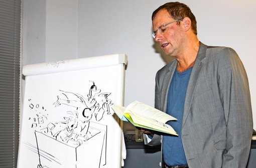 Der Autor Rüdiger Bertram liest aus dem ersten Buch seiner Comic-Roman-Serie  über den Jungen  Kai und seinen unsichtbaren Begleiter Coolmann. Foto: Rebecca Stahlberg