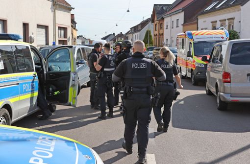 Polizisten nahe des Einsatzortes an der Wilhelmsstraße in Saarbrücken-Klarenthal Foto: dpa/BeckerBredel