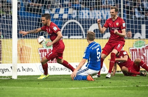 Versenkt: VfB-Stürmer Harnik (li.) trifft zum 1:1, Niedermeier feiert Foto: dpa