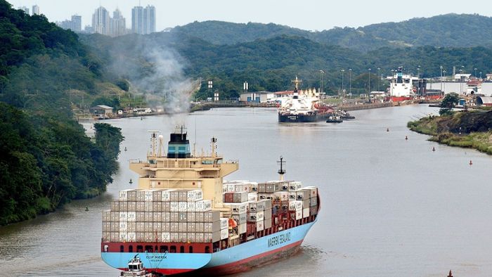 Die Schiffe stehen  am Panamakanal bereits Schlange