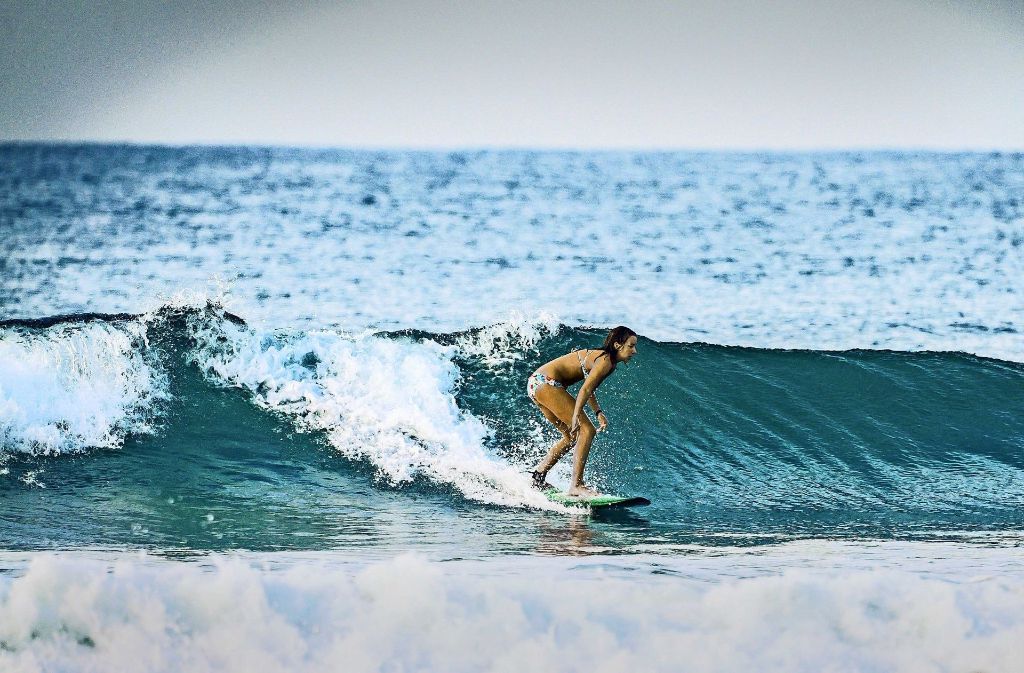 Lea Raspini geht gerne surfen in Sri Lanka. Eine Surfwelle für Stuttgart fände sie trotzdem gut, auch als Treffpunkt unter Gleichgesinnten. Foto: privat/ Finn Karstens