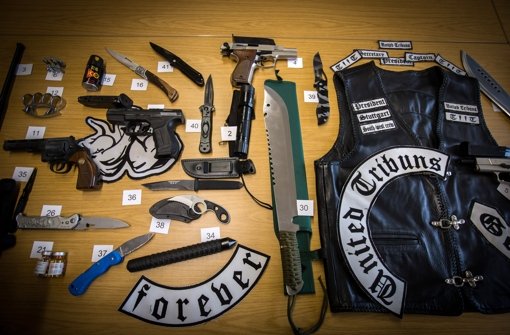 Die Polizei hat am Freitag ein ganzes Waffenarsenal präsentiert, das bei den Razzien gegen Gangmitglieder gefunden worden ist Foto: Lichtgut/Achim Zweygarth