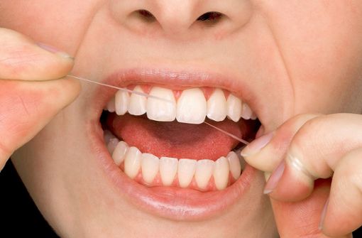 Einer Parodontitis – eine bakterielle Zahnbetterkrankung – kann man durch gründliche Reinigung der Zähne vorbeugen. Foto: imago images//Christoph Haehnel