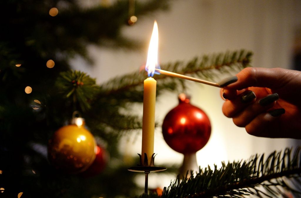 Offene Flammen am Weihnachtsbaum? Das muss nicht sein. LED-Lichter sind eine gute Alternative zu echten Kerzen. Foto: dpa