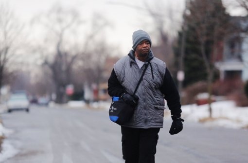 James Robertson auf dem Weg zur Arbeit. Da er sich kein Auto leisten konnte, ging er zu Fuß – 34 Kilometer pro Tag Foto: AP/Detroit Free Press
