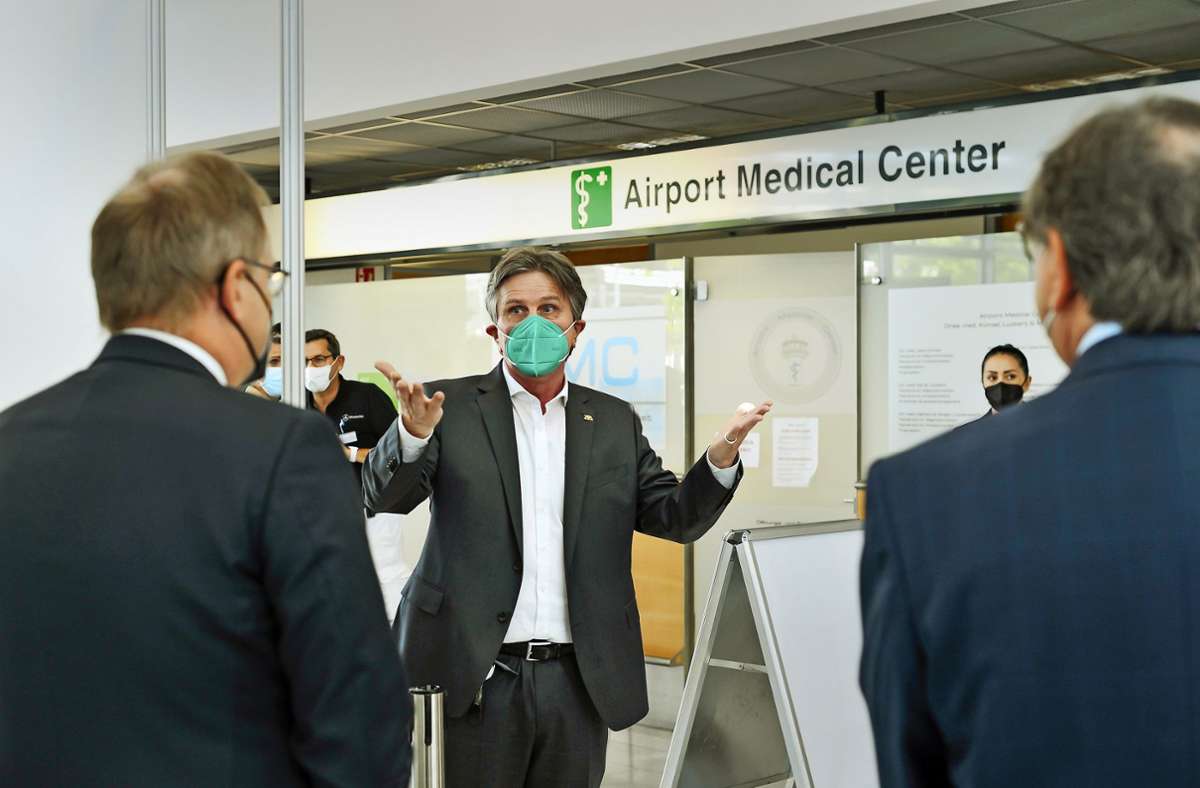 Sozialminister Manfred Lucha (Grüne) besucht am Mittwoch das Pilotzentrum für betriebsärztliches Impfen am Stuttgarter Flughafen. Foto: Lichtgut/Max Kovalenko