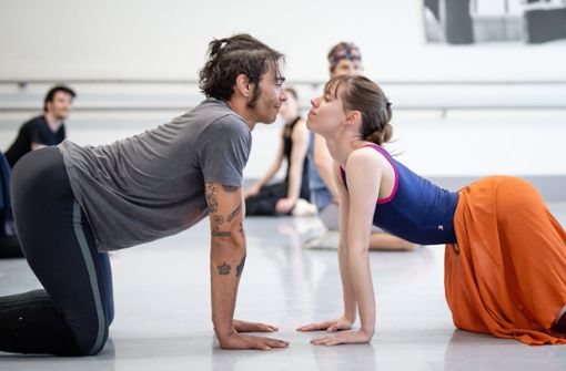 Jason Reilly mit Elisa Badenes bei Proben für „Der Widerspenstigen Zähmung“ Foto: Stuttgarter Ballett/Roman Novitzky