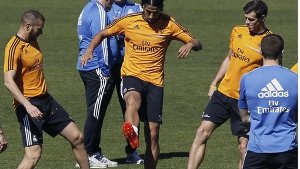 Trainiert wieder mit den Kollegen von Real Madrid und steht auch wieder im Kader der Königlichen: Sami Khedira (Mitte). Foto: dpa