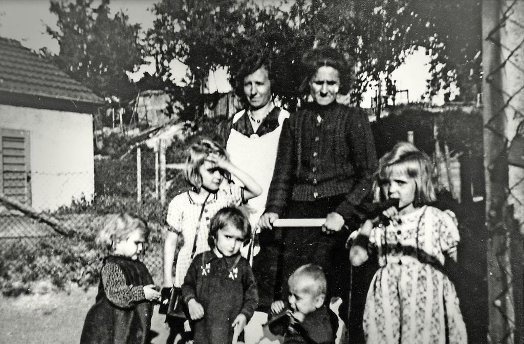 Die Familie Wild in ihrer Siedlung in Stuttgart-Zuffenhausen: rechts außen Klara, links außen ihre kleine Schwester Gerda, die am 5. Oktober 1943 in der Psychiatrie Eichberg umgebracht wurde. Foto: Lando Hass