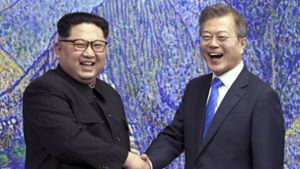 Kim Jong Un (links), Machthaber von Nordkorea, und Moon Jae In, Präsident von Südkorea, geben sich während eines Gipfeltreffens im Friedenshaus die Hand. Foto: Korea Summit Press Pool/AP