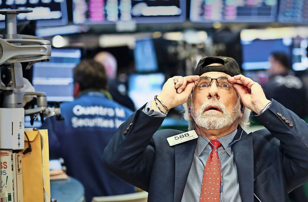 Langfristig  rentieren sich ETFs, sagen Finanzexperten – sofern sich die Sparer nicht von Aktienhändlern, die panisch auf die Kurse schauen, anstecken lassen. Foto: dpa
