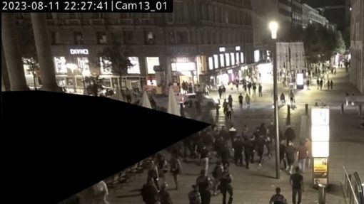 Aufnahme von der Videokamera am Schlossplatz mit geschwärztem Bereich einer Außengastronomie. Foto: Polizei Stuttgart