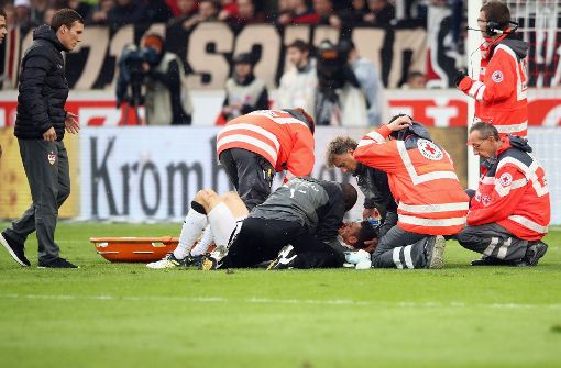 Hannes Wolf, Trainer des VfB Stuttgart, sorgt sich um den verletzten Christian Gentner. Foto: Bongarts