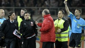 VfB-Trainer Bruno Labbadia (li.) und sein Co Eddy Sözer (2. v.li.) beschweren sich nach dem Abpfiff in Mainz bei Schiedsrichter Guido Winkmann (re.) Foto: dapd