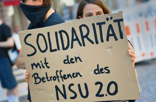 In Wiesbaden sind Bürger schon für die Opfer der rechtsextremen Drohschreiben auf die Straße gegangen. Foto: dpa/Arne Dedert
