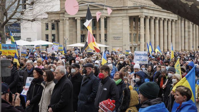 Etliche Menschen solidarisieren sich in Stuttgart mit der Ukraine