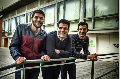 Seit zwei Monaten sind  Hassan, Sahel und Abdul (v. li.) in Deutschland –  das Lachen vergeht  ihnen selbst vor der Turnhalle nicht Foto: Lichtgut/Achim Zweygarth
