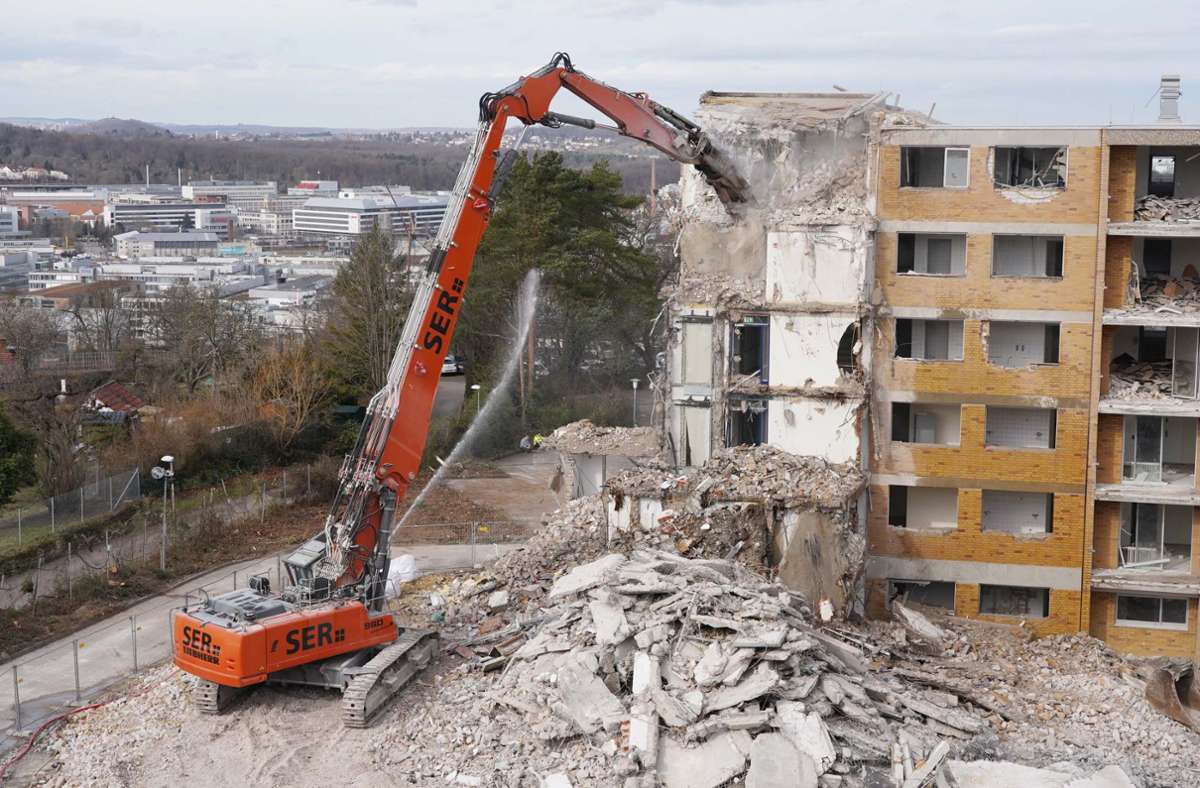 Den Abriss der Gebäude am Robert-Bosch-Krankenhaus erledigt ein sogenannter Longfront-Bagger.