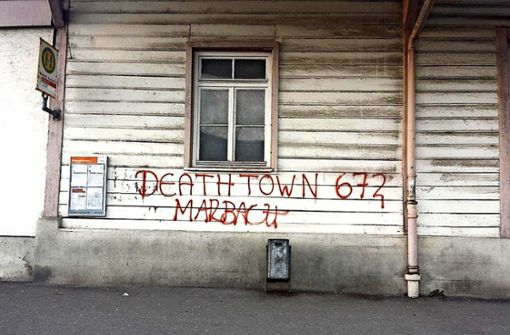 Graffitis mit der Kennung „672“ sind auch am Marbacher Bahnhof auf Gebäude gesprüht. Foto: Polizei