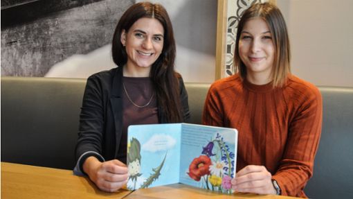 Vanessa Schneider (links) hat die Geschichte über Tilli Löwenzahn geschrieben, Tamara Feldmeier hat die Illustration übernommen. Foto: /Karin Ait Atmane