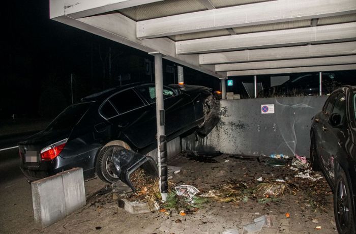 Unfall in Weil der Stadt: 20-Jähriger im BMW schanzt auf Mauer