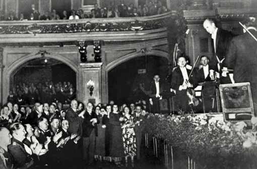 Konzert am 3. Mai 1935 in der alten Berliner Philharmonie: in der ersten Reihe sitzen Hermann Göring, Adolf Hitler sowie Joseph Goebbels und applaudieren dem Dirigenten Wilhelm Furtwängler (re.). Foto: dpa