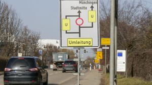 Mit der Sperrung der Gerlinger Straße in Ditzingen wird der überörtliche Verkehr von dieser Richtung zugleich weiträumig  um den  Bahnhof herumgeführt. Das Areal wird umgestaltet. Nachdem die Gebäude  im Westen am Bahnhof fertiggestellt sind, soll nun mit dem zweiten Bauabschnitt im Osten begonnen werden. Wegen der Bauarbeiten gibt es Einschränkungen beim Parken.  Zudem ist die Geradeaus- und Rechtsabbiegespur in der Stuttgarter Straße, Ecke Gerlinger Straße, gesperrt. Die  Umfahrung verläuft  über das Bahnhofsgelände. Die Umbauarbeiten   werden nach Angaben der Stadt rund zwei Jahre in Anspruch nehmen. Klicken Sie sich durch die Bildergalerie. Foto: Simon Granville