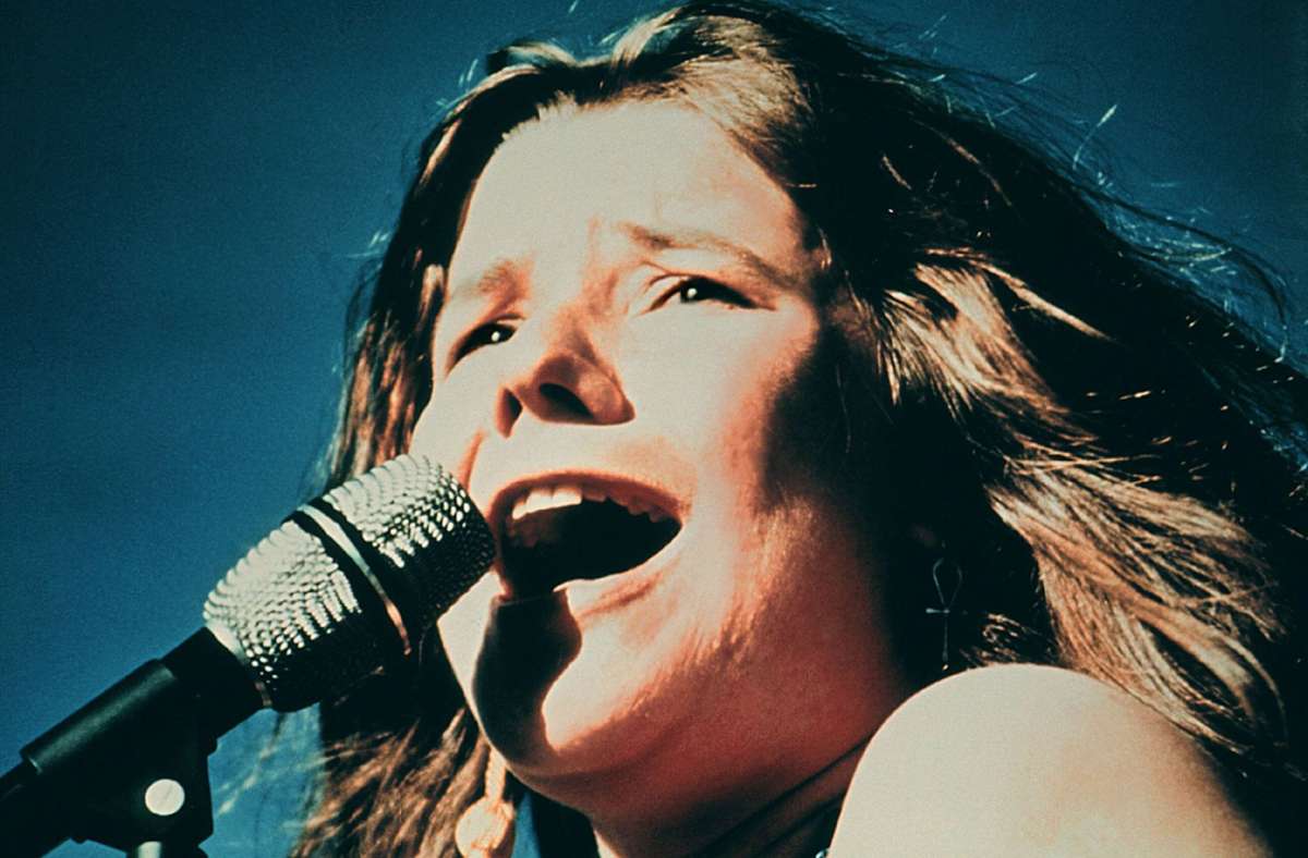 Mit 18 Jahren beschließt sie Sängerin zu werden und schult sich selbst mit Schallplatten. Mit der Band Big Brother and the Holding Company beginnt 1966  Joplins Karriere.