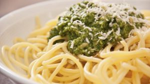 Pesto, Suppen, Aufläufe, Smoothies und Salate: Wildkräuter sind vielseitig einsetzbar. Foto: dpa